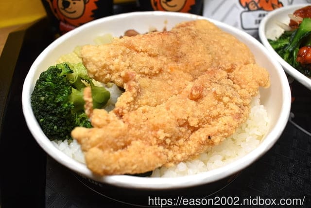 信義吳興商圈美食 | 炸鷄大獅台北醫大店 多達13種口味蓋飯+美味可口的古早味鷄肉魯汁，大師級的平價美食～！！！