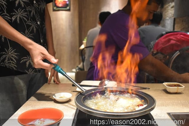 外國人來台必吃的台式火鍋 | 台味十足 桌邊爆炒噴火秀！新北市中和排隊名店 狂一鍋 新莊區插旗