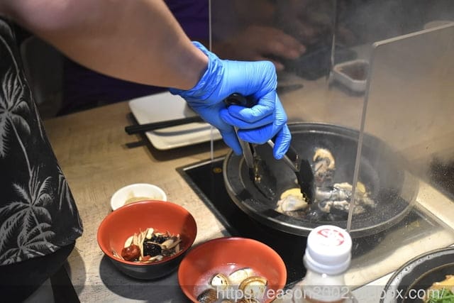 外國人來台必吃的台式火鍋 | 台味十足 桌邊爆炒噴火秀！新北市中和排隊名店 狂一鍋 新莊區插旗
