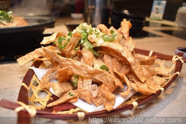 外國人來台必吃的台式火鍋 | 台味十足 桌邊爆炒噴火秀！新北市中和排隊名店 狂一鍋 新莊區插旗