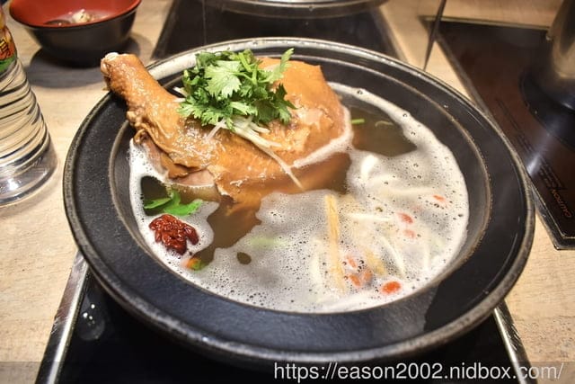 外國人來台必吃的台式火鍋 | 台味十足 桌邊爆炒噴火秀！新北市中和排隊名店 狂一鍋 新莊區插旗