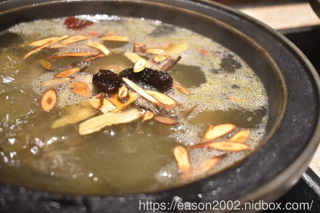 外國人來台必吃的台式火鍋 | 台味十足 桌邊爆炒噴火秀！新北市中和排隊名店 狂一鍋 新莊區插旗