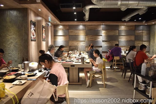 外國人來台必吃的台式火鍋 | 台味十足 桌邊爆炒噴火秀！新北市中和排隊名店 狂一鍋 新莊區插旗