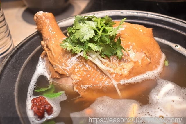 外國人來台必吃的台式火鍋 | 台味十足 桌邊爆炒噴火秀！新北市中和排隊名店 狂一鍋 新莊區插旗