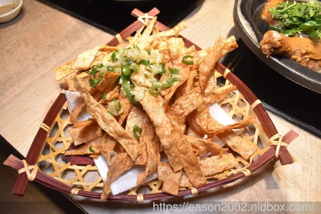 外國人來台必吃的台式火鍋 | 台味十足 桌邊爆炒噴火秀！新北市中和排隊名店 狂一鍋 新莊區插旗