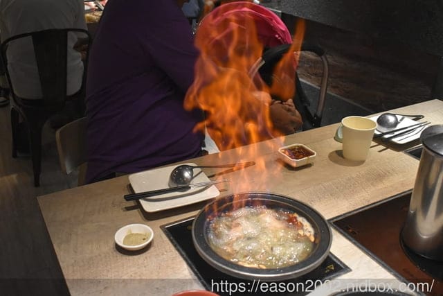 外國人來台必吃的台式火鍋 | 台味十足 桌邊爆炒噴火秀！新北市中和排隊名店 狂一鍋 新莊區插旗