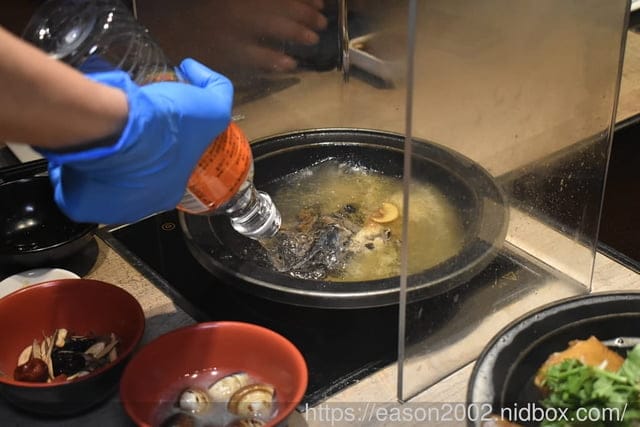 外國人來台必吃的台式火鍋 | 台味十足 桌邊爆炒噴火秀！新北市中和排隊名店 狂一鍋 新莊區插旗