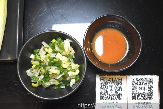 日式炭火燒烤吃到飽推薦 | 神來一爐燒肉永和店 日式炭火燒烤吃到飽 30 種以上新鮮食材隨你挑！15 種配料調製黃金比例獨門沾醬配方 全新搭配超享受！現點現切肉片、草蝦、鱸魚任你點、自助吧冰淇淋、啤酒