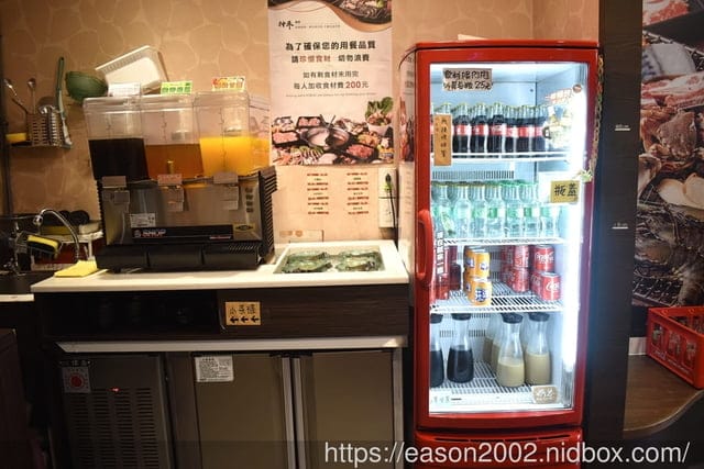日式炭火燒烤吃到飽推薦 | 神來一爐燒肉永和店 日式炭火燒烤吃到飽 30 種以上新鮮食材隨你挑！15 種配料調製黃金比例獨門沾醬配方 全新搭配超享受！現點現切肉片、草蝦、鱸魚任你點、自助吧冰淇淋、啤酒