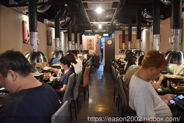 日式炭火燒烤吃到飽推薦 | 神來一爐燒肉永和店 日式炭火燒烤吃到飽 30 種以上新鮮食材隨你挑！15 種配料調製黃金比例獨門沾醬配方 全新搭配超享受！現點現切肉片、草蝦、鱸魚任你點、自助吧冰淇淋、啤酒