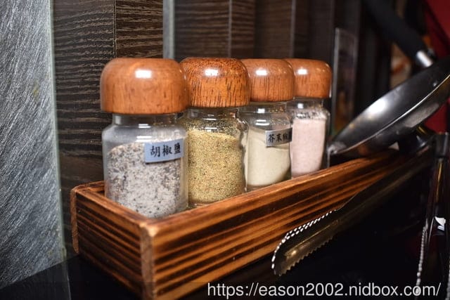 日式炭火燒烤吃到飽推薦 | 神來一爐燒肉永和店 日式炭火燒烤吃到飽 30 種以上新鮮食材隨你挑！15 種配料調製黃金比例獨門沾醬配方 全新搭配超享受！現點現切肉片、草蝦、鱸魚任你點、自助吧冰淇淋、啤酒
