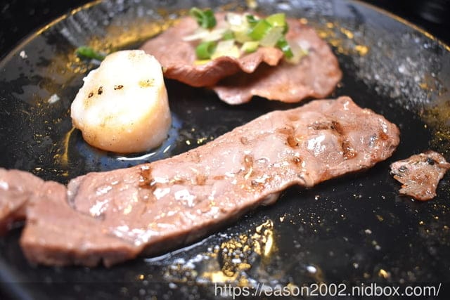 日式炭火燒烤吃到飽推薦 | 神來一爐燒肉永和店 日式炭火燒烤吃到飽 30 種以上新鮮食材隨你挑！15 種配料調製黃金比例獨門沾醬配方 全新搭配超享受！現點現切肉片、草蝦、鱸魚任你點、自助吧冰淇淋、啤酒
