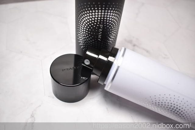 柏瑞美定粧噴霧好用嗎！？ | 妝前、妝後都可以使用的PRAMY柏瑞美國際版 無酒精、低敏配方 還能隨身攜帶，維持整日完美妝效