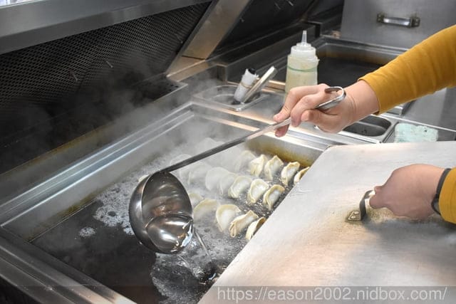 台北美食 | 虎記餃子世貿店 脆皮煎餃+拉麵 中華擔擔麵 輕鬆價格體驗日本中華食堂文化