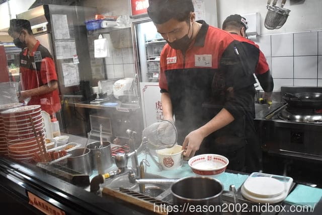 台北美食 | 虎記餃子世貿店 脆皮煎餃+拉麵 中華擔擔麵 輕鬆價格體驗日本中華食堂文化