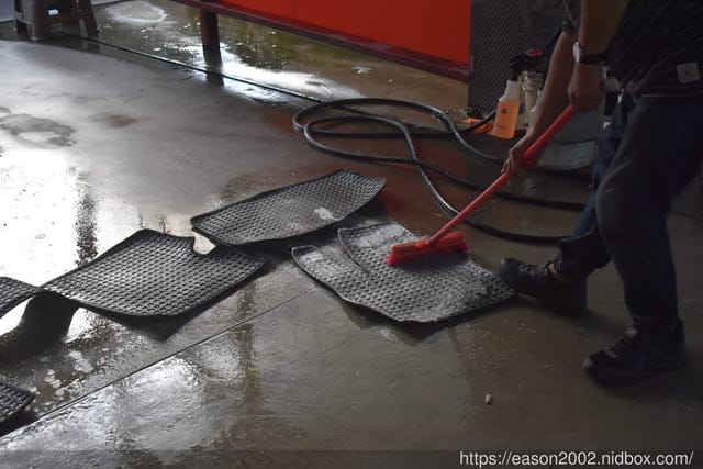 竹北手工洗車推薦 | 洗來登汽車美容中心 佔地200坪大型手工兼自助洗車美容中心 聘請國際級汽車美容師傅領其深耕十年以上專業美容團隊