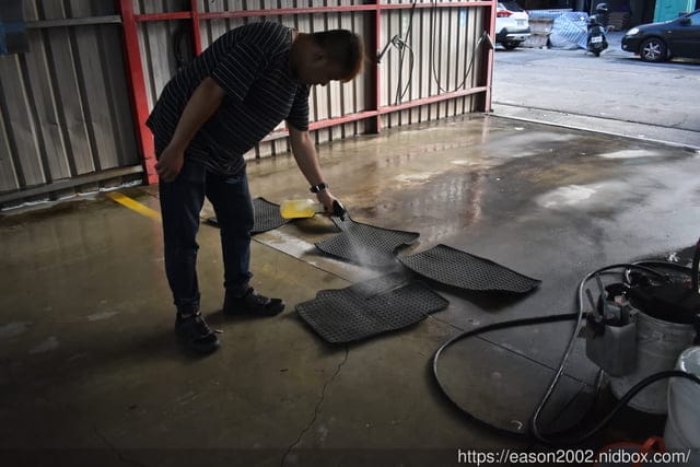 竹北手工洗車推薦 | 洗來登汽車美容中心 佔地200坪大型手工兼自助洗車美容中心 聘請國際級汽車美容師傅領其深耕十年以上專業美容團隊