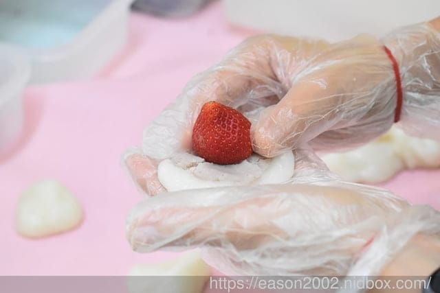 台中伴手禮 | 芳塢碼頭專業麻糬 傳統美食新突破 莓友朵起來 季節限定（新鮮草莓+傳統麻糬+手作餡料）