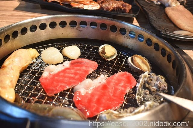 桃園燒肉吃到飽餐廳推薦 | 伍將日式燒肉火鍋吃到飽-南崁店 最低只要NT$698 就可以享受精緻燒肉、火鍋自助吧、飲料吧、冰淇淋吧（Cold Stone、卡比索）、甜點櫃、熟食區、啤酒暢飲 無限量供應