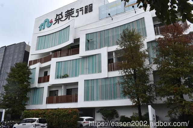 台中汽車旅館推薦 | 朵茉行館 813 房 結合中東豪華元素與當代設計的精髓 私人KTV 超大大理石浴缸 舒適的休息空間 奢華渡假天堂