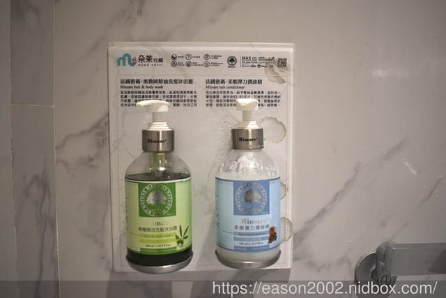 台中汽車旅館推薦 | 朵茉行館 813 房 結合中東豪華元素與當代設計的精髓 私人KTV 超大大理石浴缸 舒適的休息空間 奢華渡假天堂