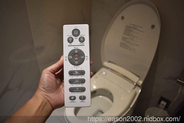 台中汽車旅館推薦 | 朵茉行館 813 房 結合中東豪華元素與當代設計的精髓 私人KTV 超大大理石浴缸 舒適的休息空間 奢華渡假天堂