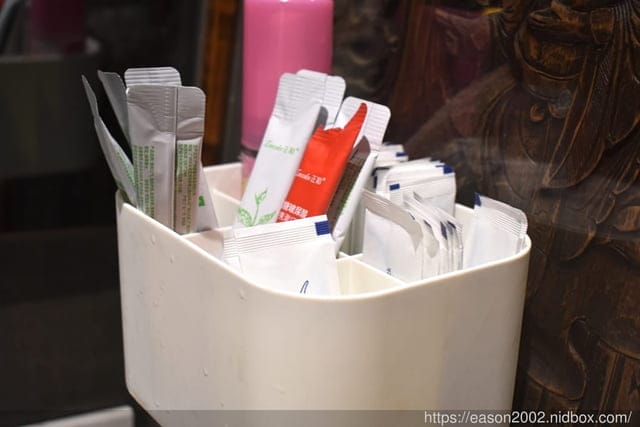 三重麻辣鴛鴦鍋推薦 | 崔記麻辣鴛鴦三重店 麻辣夢幻果凍鴨血＆香嫩豆腐 手工沙茶 天然食材熬製而成的湯底，還可以拿來煮粥