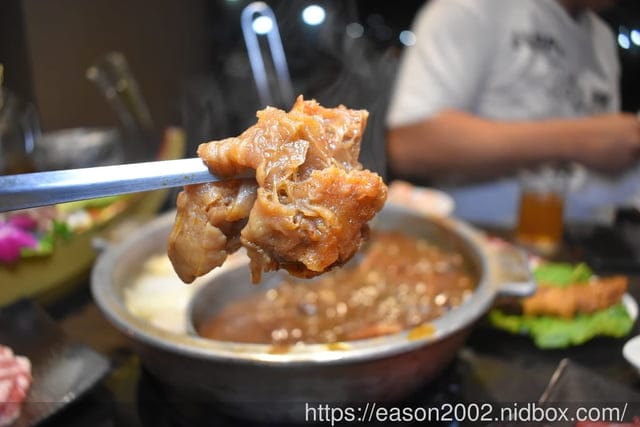 三重麻辣鴛鴦鍋推薦 | 崔記麻辣鴛鴦三重店 麻辣夢幻果凍鴨血＆香嫩豆腐 手工沙茶 天然食材熬製而成的湯底，還可以拿來煮粥
