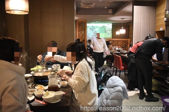 三重麻辣鴛鴦鍋推薦 | 崔記麻辣鴛鴦三重店 麻辣夢幻果凍鴨血＆香嫩豆腐 手工沙茶 天然食材熬製而成的湯底，還可以拿來煮粥