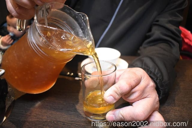三重麻辣鴛鴦鍋推薦 | 崔記麻辣鴛鴦三重店 麻辣夢幻果凍鴨血＆香嫩豆腐 手工沙茶 天然食材熬製而成的湯底，還可以拿來煮粥