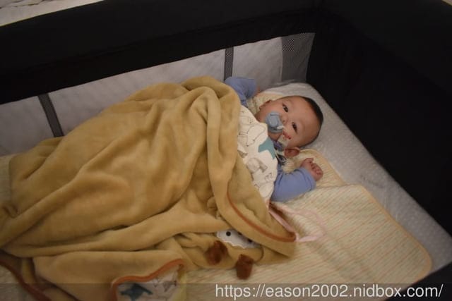 育兒好物 | 《Snmartmom》雙層折疊嬰兒床 輕鬆安裝與收床，附收納袋，外出攜帶，超方便～！！！