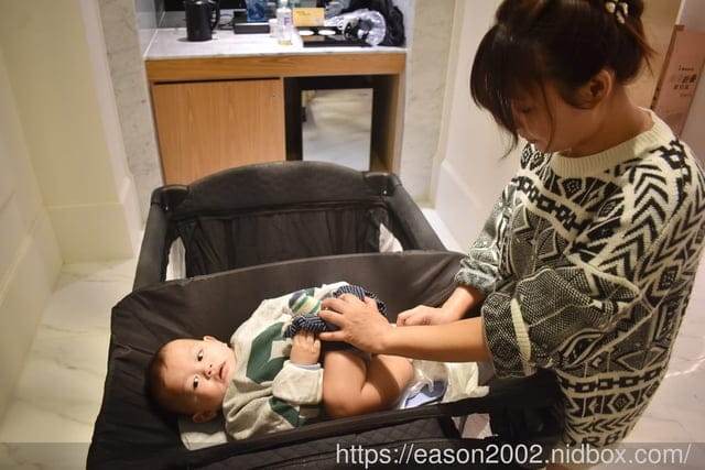 育兒好物 | 《Snmartmom》雙層折疊嬰兒床 輕鬆安裝與收床，附收納袋，外出攜帶，超方便～！！！