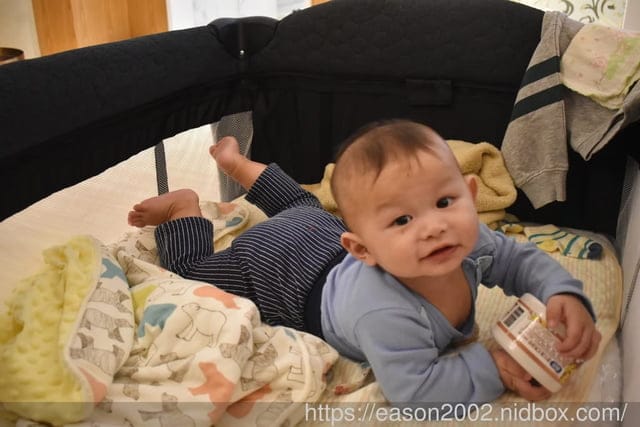 育兒好物 | 《Snmartmom》雙層折疊嬰兒床 輕鬆安裝與收床，附收納袋，外出攜帶，超方便～！！！