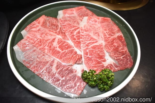 新竹火鍋推薦 | 六野鴛鴦鍋物 浮誇系和牛龍蝦雙人海陸套餐 一斤重的大龍蝦、日本A5和牛還有肉瀑布造型肉盤，細火慢熬的湯頭醇厚，最頂級的美味饗宴