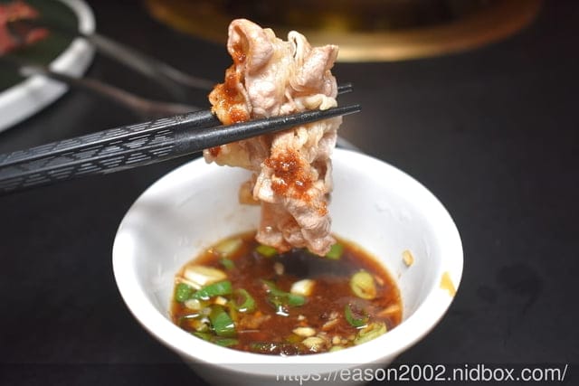 新竹火鍋推薦 | 六野鴛鴦鍋物 浮誇系和牛龍蝦雙人海陸套餐 一斤重的大龍蝦、日本A5和牛還有肉瀑布造型肉盤，細火慢熬的湯頭醇厚，最頂級的美味饗宴
