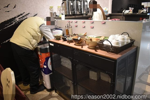 新竹火鍋推薦 | 六野鴛鴦鍋物 浮誇系和牛龍蝦雙人海陸套餐 一斤重的大龍蝦、日本A5和牛還有肉瀑布造型肉盤，細火慢熬的湯頭醇厚，最頂級的美味饗宴