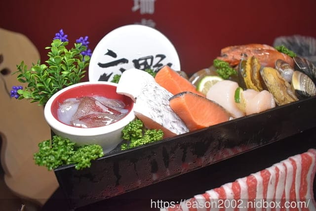 新竹火鍋推薦 | 六野鴛鴦鍋物 浮誇系和牛龍蝦雙人海陸套餐 一斤重的大龍蝦、日本A5和牛還有肉瀑布造型肉盤，細火慢熬的湯頭醇厚，最頂級的美味饗宴