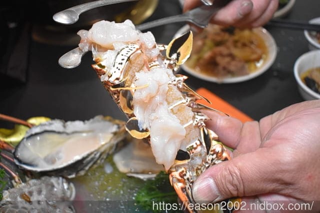 新竹火鍋推薦 | 六野鴛鴦鍋物 浮誇系和牛龍蝦雙人海陸套餐 一斤重的大龍蝦、日本A5和牛還有肉瀑布造型肉盤，細火慢熬的湯頭醇厚，最頂級的美味饗宴