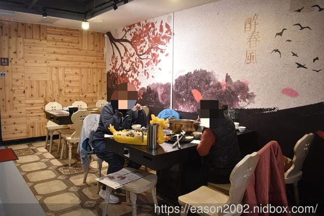 新竹火鍋推薦 | 六野鴛鴦鍋物 浮誇系和牛龍蝦雙人海陸套餐 一斤重的大龍蝦、日本A5和牛還有肉瀑布造型肉盤，細火慢熬的湯頭醇厚，最頂級的美味饗宴