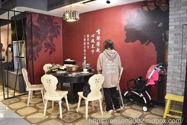 新竹火鍋推薦 | 六野鴛鴦鍋物 浮誇系和牛龍蝦雙人海陸套餐 一斤重的大龍蝦、日本A5和牛還有肉瀑布造型肉盤，細火慢熬的湯頭醇厚，最頂級的美味饗宴