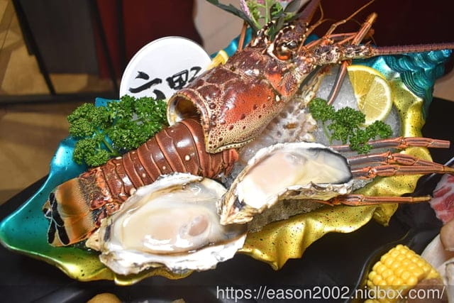 新竹火鍋推薦 | 六野鴛鴦鍋物 浮誇系和牛龍蝦雙人海陸套餐 一斤重的大龍蝦、日本A5和牛還有肉瀑布造型肉盤，細火慢熬的湯頭醇厚，最頂級的美味饗宴