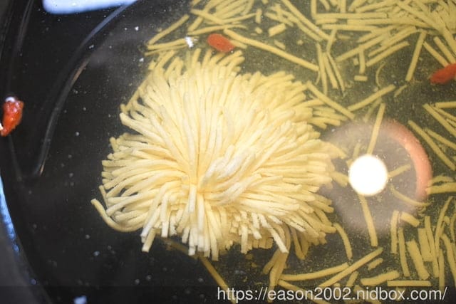 台北捷運美食 | 熟度火鍋文山景美店 每天吃的平價火鍋店 提供11種風味湯底可以選擇 爆炒湯底 異國風味湯底 創意湯底