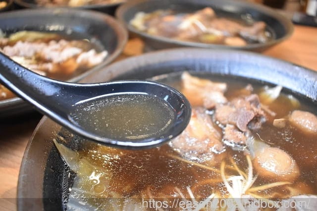 新莊美食 | 蜀羊-一碗小羊肉 新莊宏匯廣場7樓美食街 湯頭清甜甘醇 羊肉肉質軟嫩 吃起來沒有羊騷味