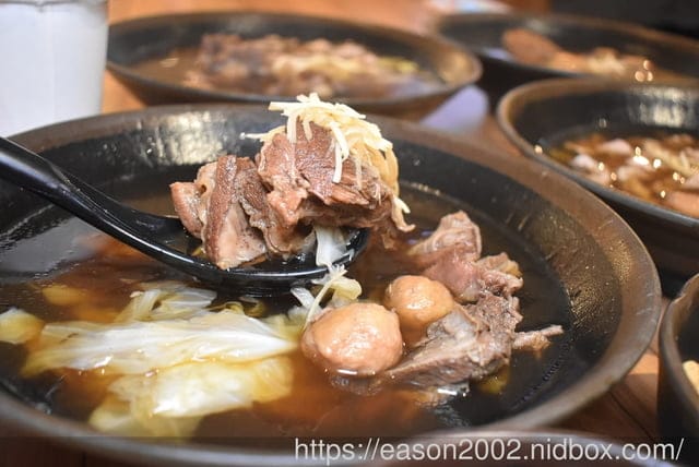 新莊美食 | 蜀羊-一碗小羊肉 新莊宏匯廣場7樓美食街 湯頭清甜甘醇 羊肉肉質軟嫩 吃起來沒有羊騷味