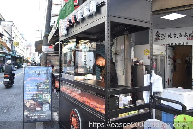 羅東外帶美食 | 太一脆皮五花肉-羅東店 嚴選台灣五花豬肉，獨家醃漬工法，精心爐烤金黃酥脆，四種不同風味佐料，蹦出驚奇脆皮新滋味