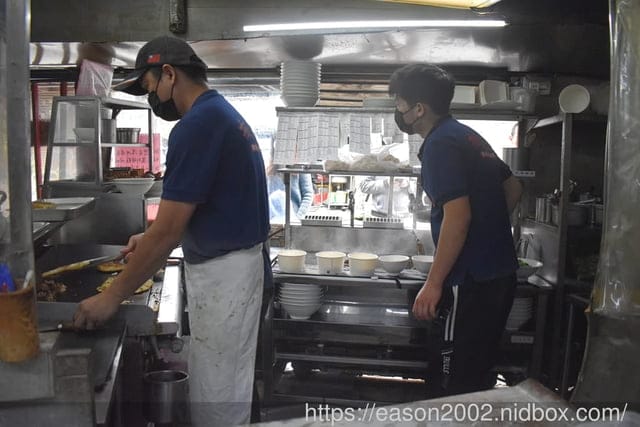 新北板橋巷弄美食 | 板凳麵 手工現擀的眷村美食 捲餅Q彈有勁 份量飽足 招牌炙燒牛五花湯 濃郁醇厚