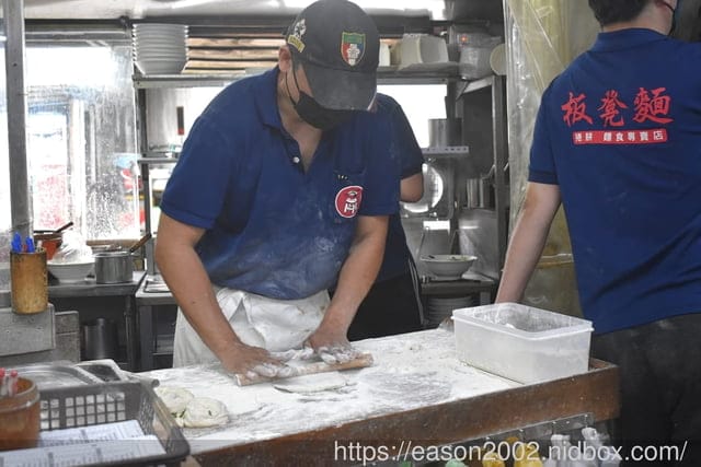 新北板橋巷弄美食 | 板凳麵 手工現擀的眷村美食 捲餅Q彈有勁 份量飽足 招牌炙燒牛五花湯 濃郁醇厚
