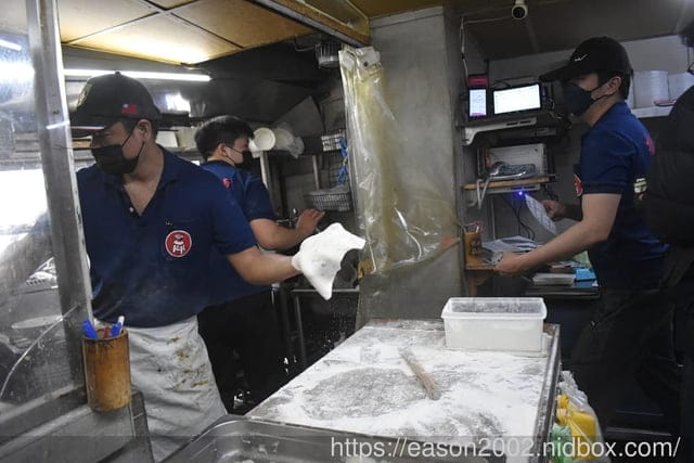 新北板橋巷弄美食 | 板凳麵 手工現擀的眷村美食 捲餅Q彈有勁 份量飽足 招牌炙燒牛五花湯 濃郁醇厚