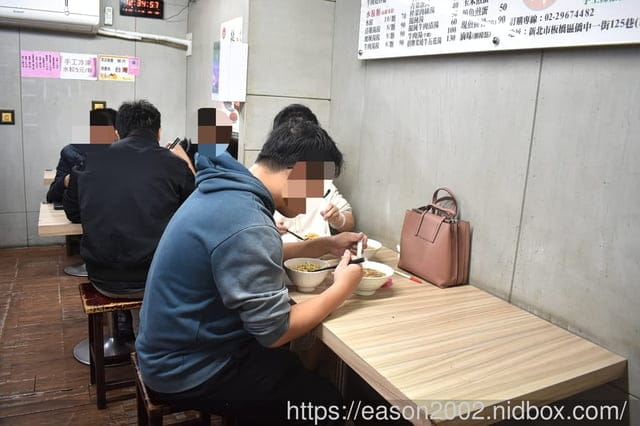 新北板橋巷弄美食 | 板凳麵 手工現擀的眷村美食 捲餅Q彈有勁 份量飽足 招牌炙燒牛五花湯 濃郁醇厚