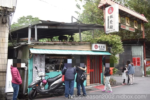 新北板橋巷弄美食 | 板凳麵 手工現擀的眷村美食 捲餅Q彈有勁 份量飽足 招牌炙燒牛五花湯 濃郁醇厚
